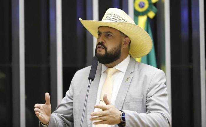 Comissão aprova placa de trânsito com tradução para inglês e espanhol em fronteira turística