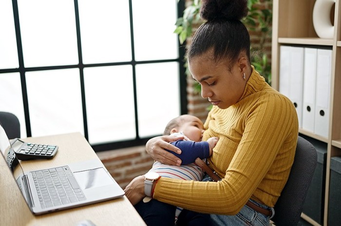 A Lei 14.683, de 2023, incentiva as empresas a estimular o aleitamento materno - Foto: Adobe Stock
