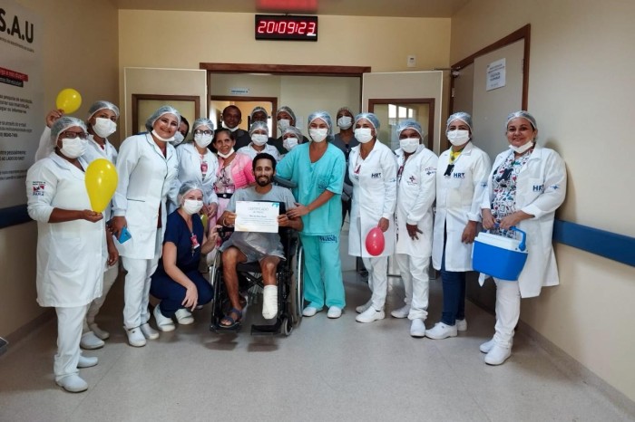 Paciente deixa hospital em corredor humano realizado pela equipe do Regional do Tapajós 