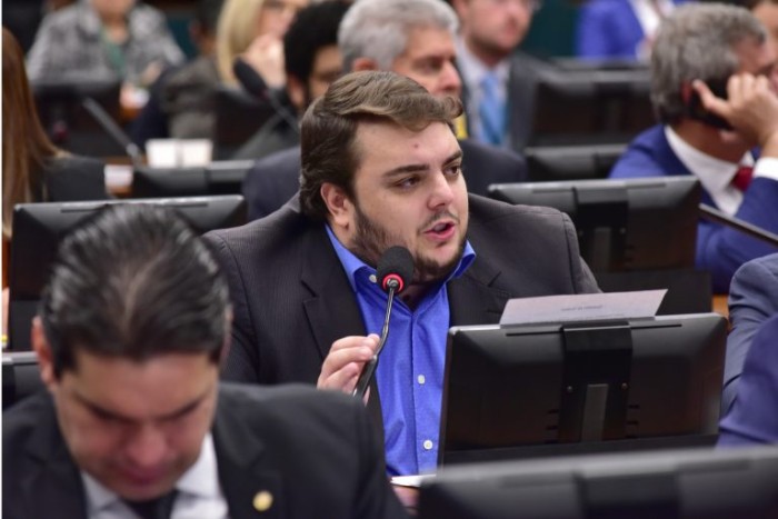 Comissão aprova pena de prisão a quem retirar preservativo sem consentimento do parceiro