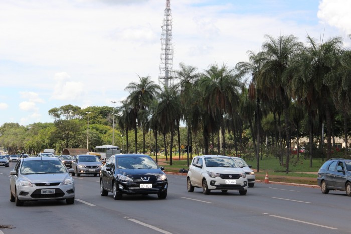 Prazo para licenciar veículos com placas final 1 e 2 termina no sábado (30)