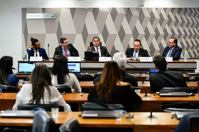 Weverton (ao centro): o processo do impeachment não pode ser contra A ou B. Não dá pra ser um arranjo político - Foto: Geraldo Magela/Agência Senado
