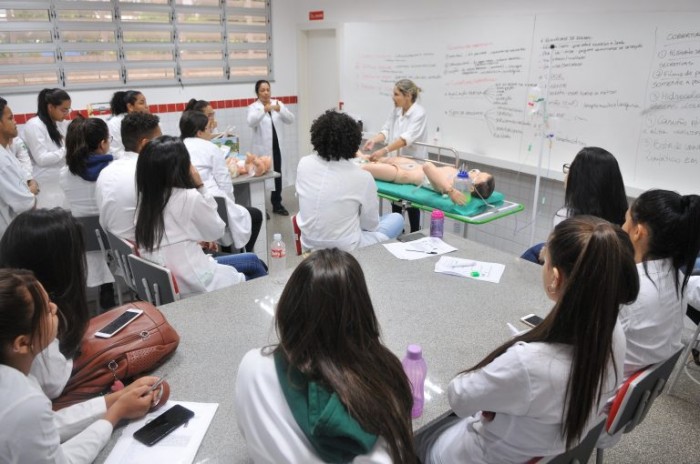 Comissão debate inclusão de disciplinas sobre doenças raras na grade curricular de cursos na área da saúde