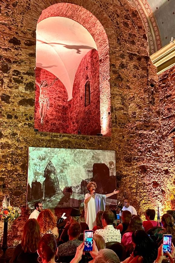 Sandra Duailibe canta a devoção à Senhora de Nazaré na Capela do São José Liberto