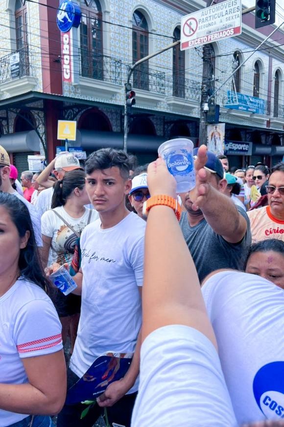 Cosanpa distribui 40 mil copos de água a romeiros do Círio 2023