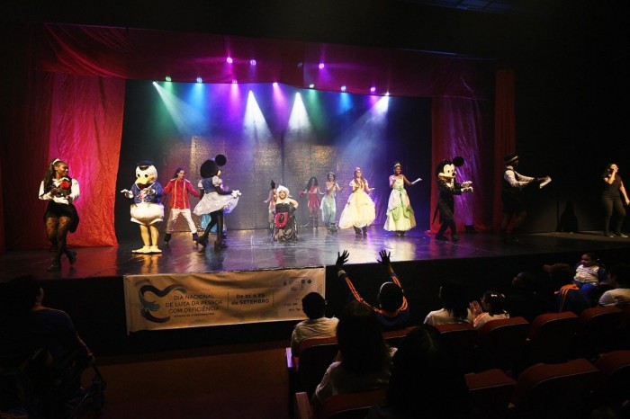 Espetáculo com personagens da Disney encanta alunos com deficiência em Nova Iguaçu
