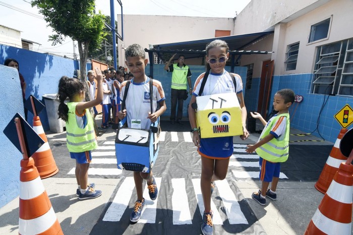 Projeto ‘Por Um Trânsito Mais Legal’ conscientiza alunos de Nova Iguaçu sobre as leis de trânsito