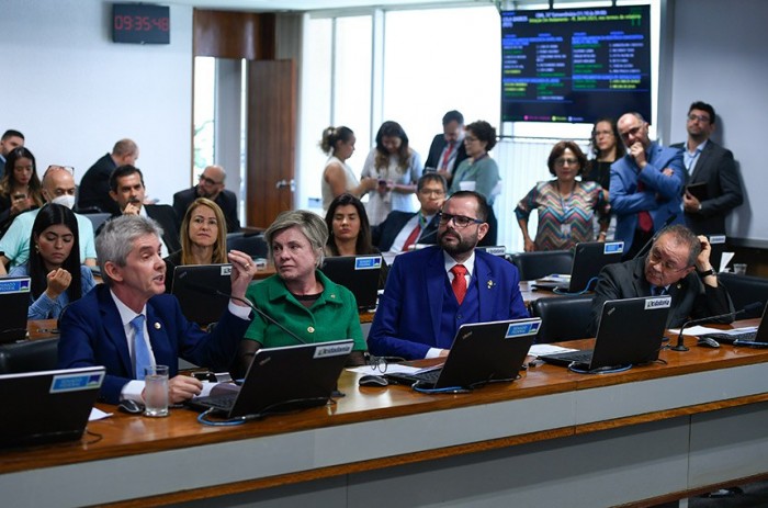 Margareth Buzetti (ao centro): vamos cobrar do governador compromisso com a preservação do parque - Foto: Edilson Rodrigues/Agência Senado