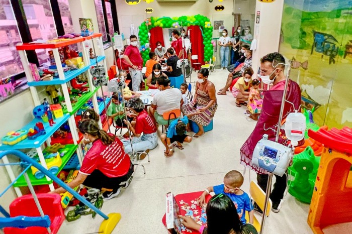 Oncológico Infantil celebra aniversário com brincadeiras e presentes aos usuários