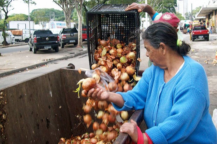 Moradora de Osasco (SP) recolhe do lixo da Ceasa legumes e verduras para alimentar a família - Foto: Devanir Amâncio