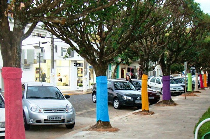 Árvores da praça principal de Monte Sião ‘agasalhadas’ com 160 cachecóis confeccionados em tricot pelos empresários locais - Foto: Reprodução