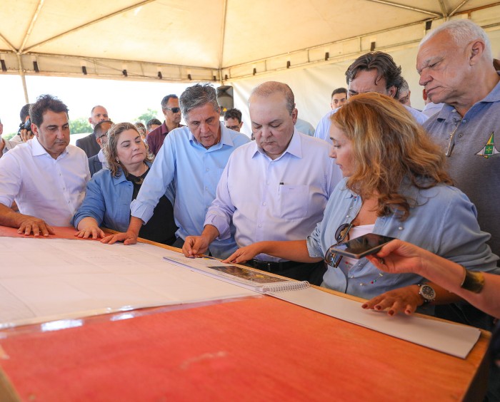 Ibaneis Rocha visita terreno do futuro Hospital Clínico Ortopédico do Guará