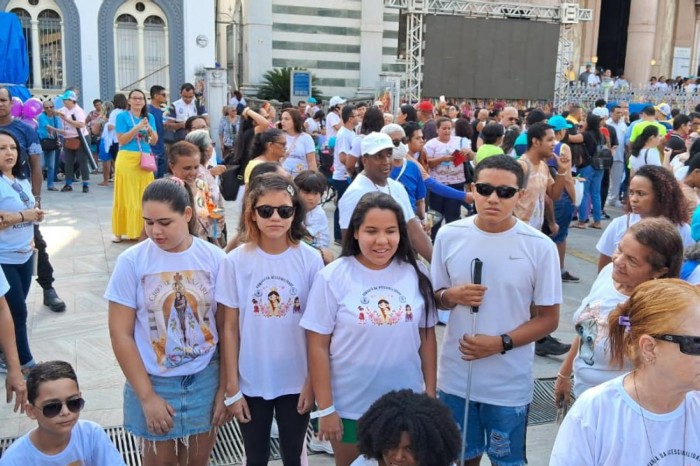 Unidade José Álvares de Azevedo leva estudantes com deficiência visual à romaria 