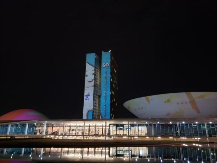 Congresso recebe projeção de frases para alertar sobre o combate à poliomielite