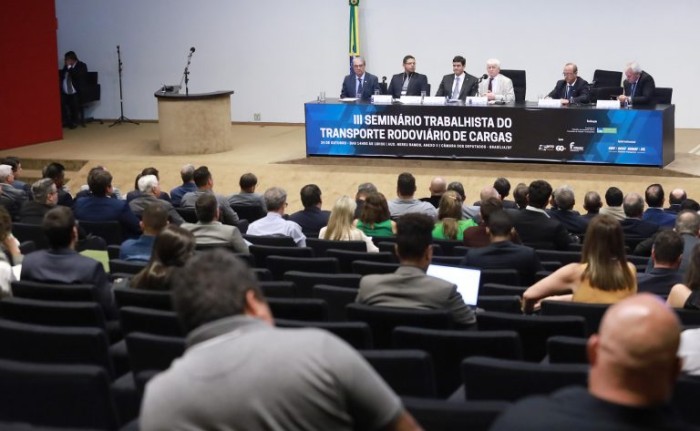 Sindicatos e especialistas em direito defendem negociação coletiva como solução para jornada de caminhoneiros
