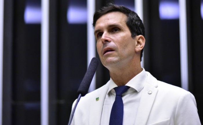 Comissão aprova permissão de parcelamento de férias de médico residente