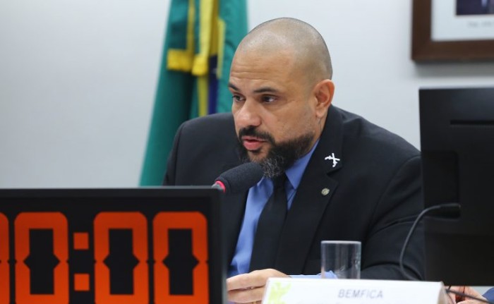 Comissão aprova obrigatoriedade de atendimento em Libras pelo Disque 180