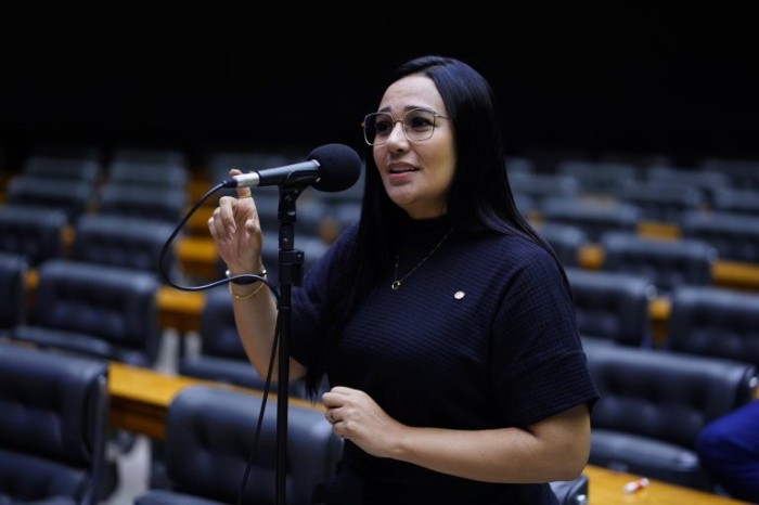 Comissão aprova isenção de taxa de concurso para mãe solteira