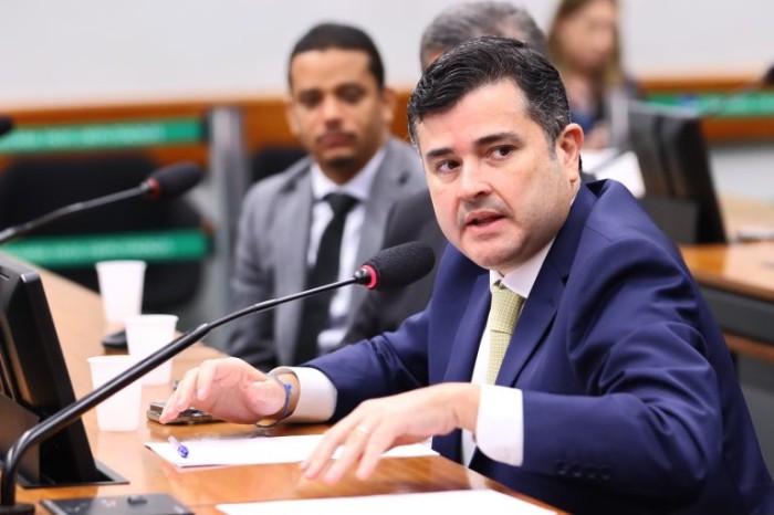 Projeto define como roubo o furto praticado com violência psicológica ou qualquer contato físico