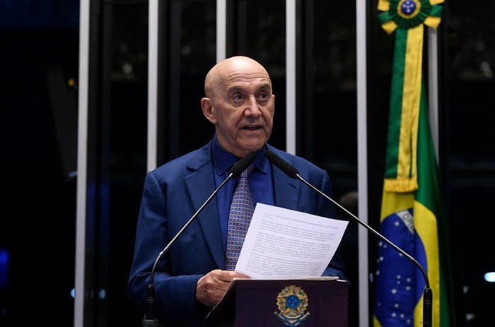 Confúcio Moura destaca o Dia Nacional da Alfabetização e critica a situação brasileira