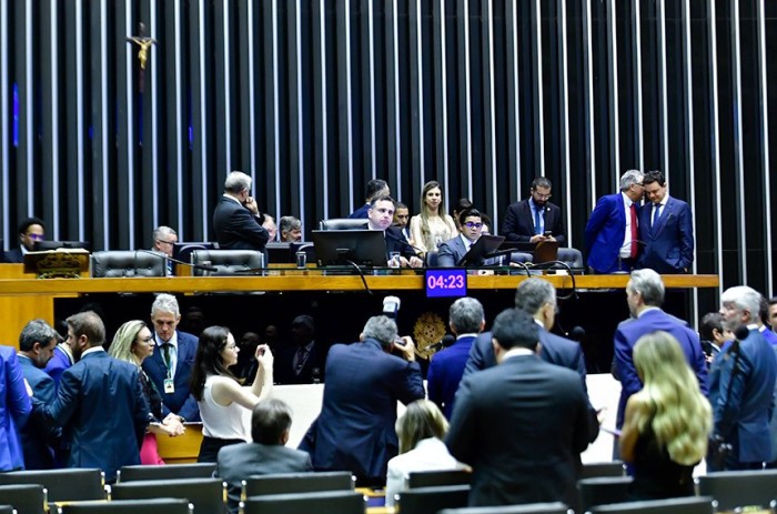 Congresso analisa 34 vetos e 7 projetos de crédito na quinta
