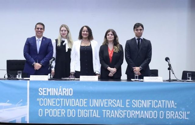 Debatedores defendem capacitar a população para uso de tecnologias da informação