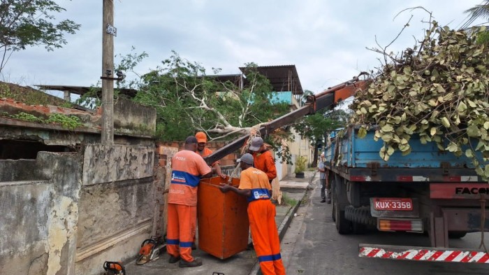Prefeitura de Nova Iguaçu atua na cidade após ventania e temporal