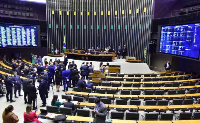 Relatora defende incentivos para contratar jovens, mas Psol critica redução de direitos; acompanhe