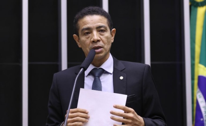Projeto institui programa para alfabetizar pessoas idosas