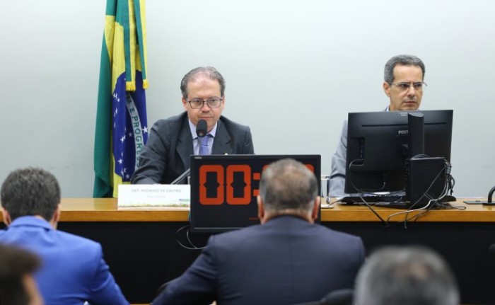Deputados criticam ausência de presidente da Enel Brasil em audiência na Câmara