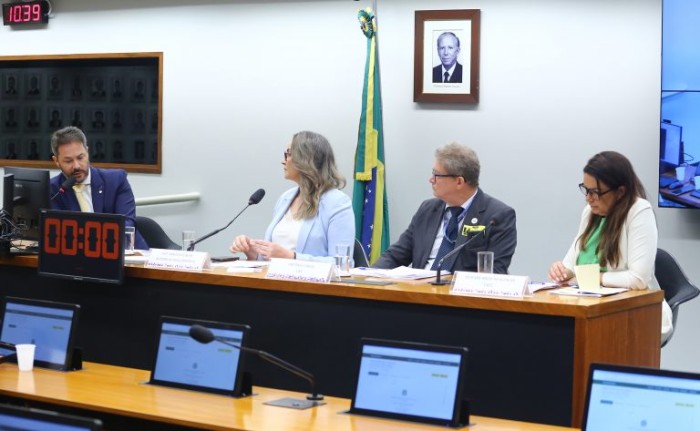 Preocupação com insegurança jurídica domina debate sobre comércio aos domingos e feriados
