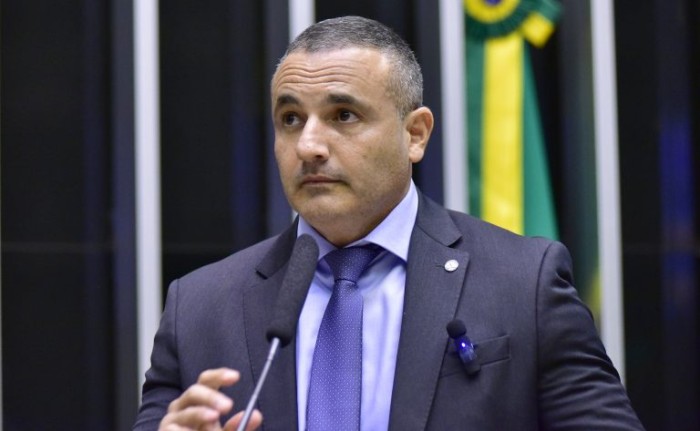 Comissão aprova projeto que proíbe nota de corte em concursos para carreiras policiais