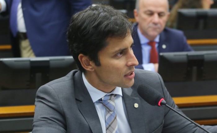 Comissão aprova alerta em aparelhos sonoros sobre risco de volume alto