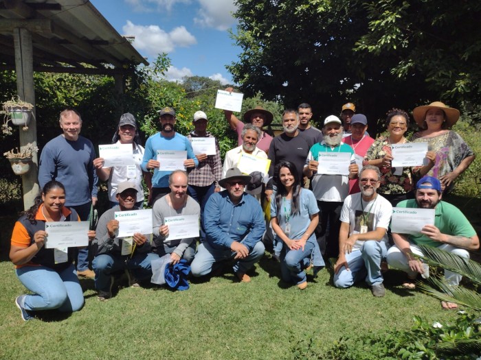 Produtores de São Sebastião aprendem a criar abelhas sem ferrão