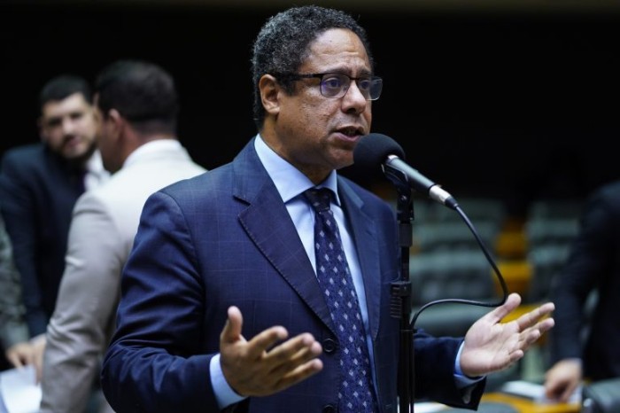 Relator apresenta novo parecer ao Projeto das Fake News; texto será votado na terça