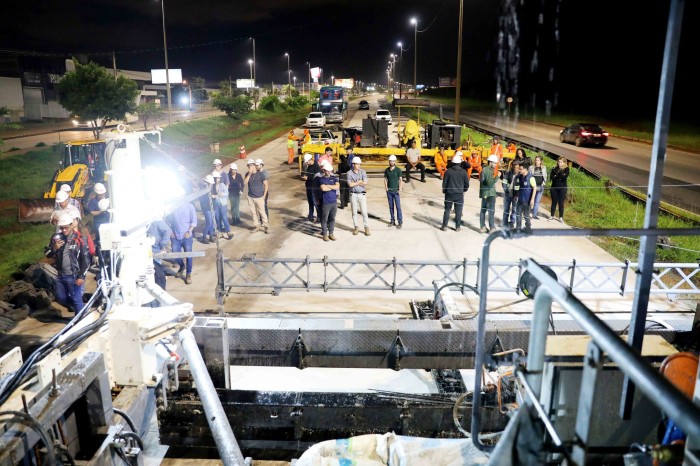Alunos de engenharia visitam obras de pavimentação da Estrutural