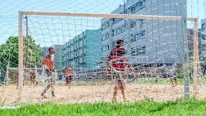 Cruzeiro recebe reforma de quadra de areia e recuperação asfáltica