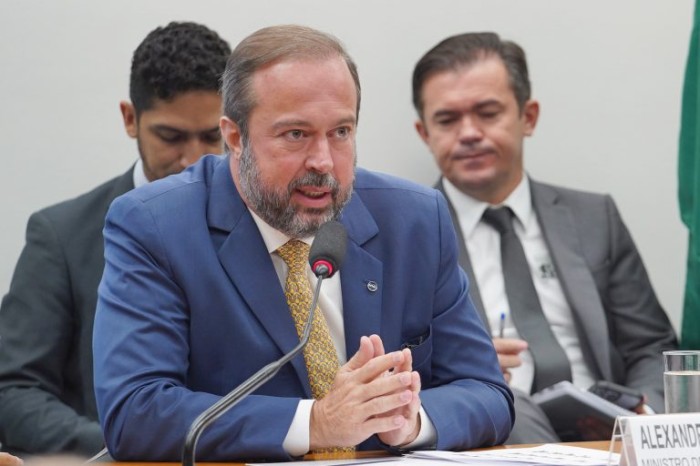 Ministro de Minas e Energia diz que governo vai cobrar modernização das refinarias da Petrobras