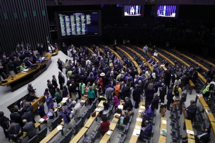 Relator apresenta parecer favorável a projeto que susta regras de saneamento; acompanhe