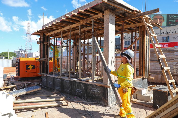Edículas protegem escadas no boulevard do Túnel de Taguatinga