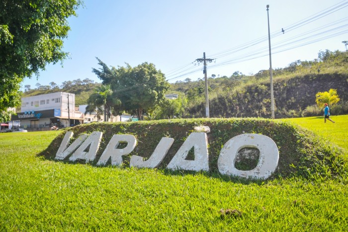 Cinema drive-in leva filmes gratuitos ao Varjão