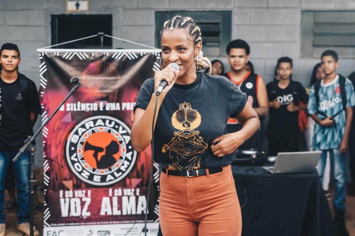 Noite de sexta com batalha de rimas, poesia e música em Ceilândia