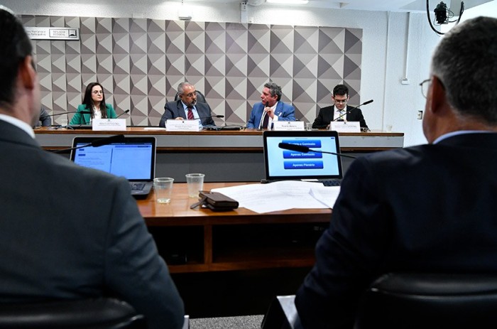 Debatedores criticam terceirização da saúde no Ceará
