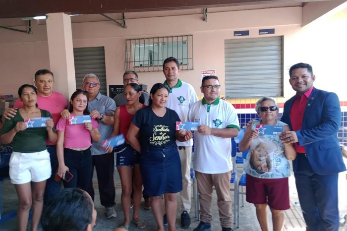 Em Terra Santa e Oriximina, famílias recebem cheques do programa Sua Casa 