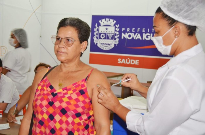 Moradores de Nova Iguaçu aproveitam o Dia D para se imunizarem contra gripe