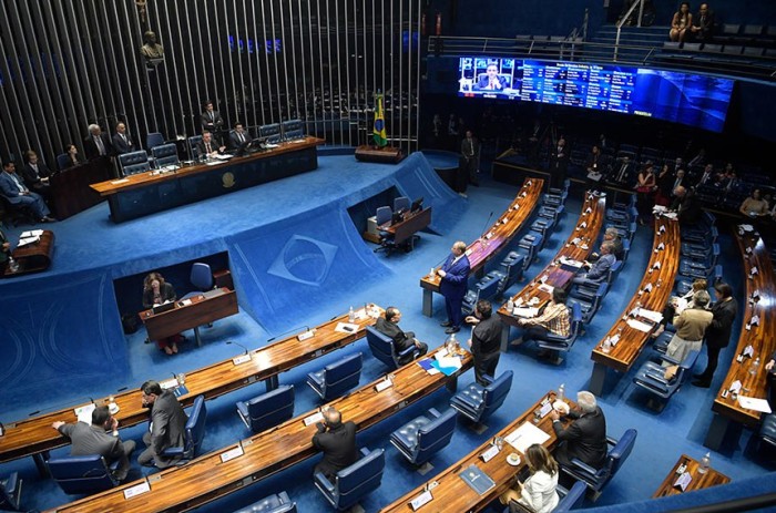 Adiada votação de PEC que autoriza reter FPE na ausência de repasse de ICMS e IPVA