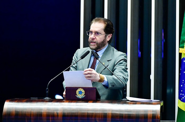 Plínio Valério critica Flavio Dino e se manifesta contra projeto das fake news