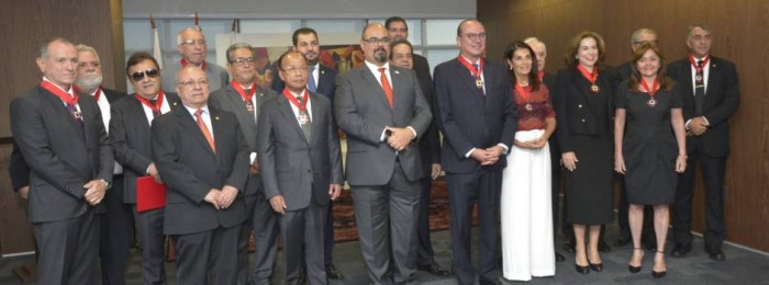 Governador em exercício entrega Medalhas da Inconfidência para desembargadores do TJMG