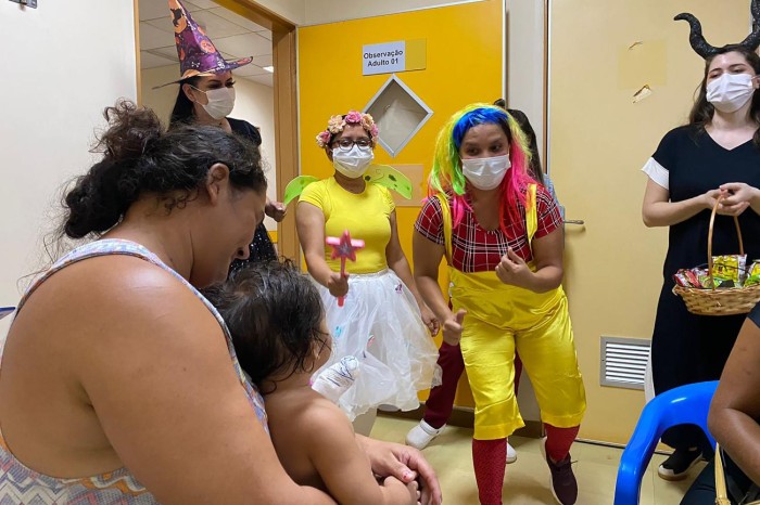 Pacientes infantis comemoram com personagens o Dia do Pedagogo no HGT