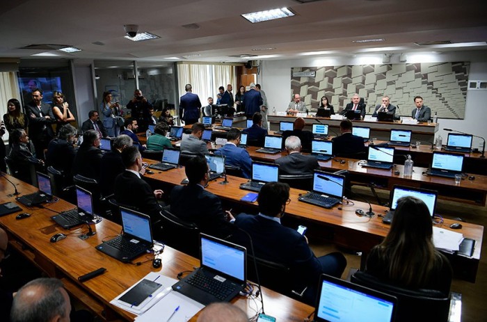 Vai a Plenário projeto que obriga poder público a fornecer uniforme escolar